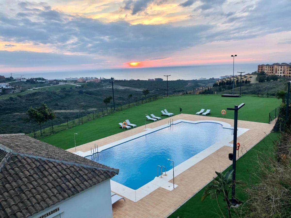 Small Oasis Nelson Mandela Apartment With Sea View, Two Bedrooms, Parking, Terrace And Pool Manilva Exterior foto
